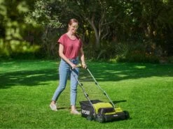 Aérateur électrique Sur Batterie RYOBI RY18SFX35A-240 - 18V - (2Ah X2) - Largeur De Coupe 35 Cm - 16 Lames