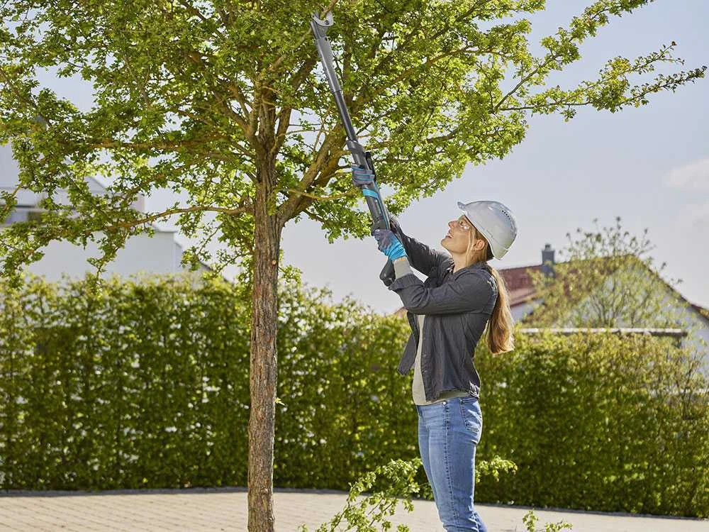 Gardena EasyCut 110/18V P4A - Sécateur électrique D'élagage Sur Perche - 18V 2Ah 2 Gardena EasyCut 110/18V P4A - Sécateur électrique D'élagage Sur Perche - 18V 2Ah – Image 2