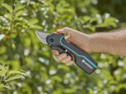 Sécateur à Batterie Gardena AssistCut Avec Batterie Intégrée 3.7V/2 Ah -Entretien Du Jardin scateur batterie gardena assistcut avec batterie intgre 3 7v 2 ah caractristiques principales et dtails techniques 36067 4 1659360135 IMG 62e7d3875f560