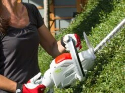 Taille-haies à Batterie IKRA IAHS 40-5425 40V -Entretien Du Jardin taille haies batterie ikra iahs 40 5425 40v lamier de 59 cm 28056 2 1617695174 IMG 606c11c606a6a