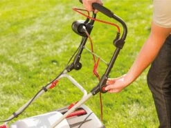 Tondeuse à Gazon électrique AL-KO Comfort 40 E - Lame De 40 Cm - 1400W -Entretien Du Jardin tondeuse gazon lectrique al ko comfort 40 e lame de 40 cm 1400w tondeuse lectrique gazon al ko comfort 40 e 29923 6 1623918338 IMG 60cb07024de75