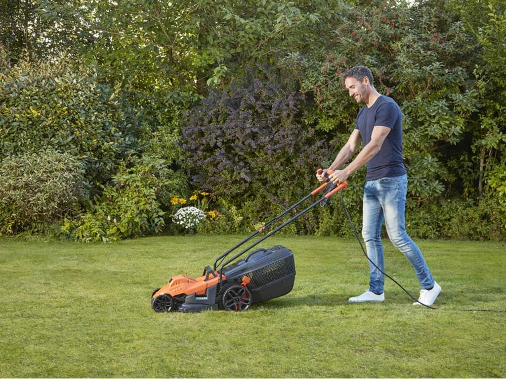 Tondeuse à Gazon électrique Black & Decker BEMW461BH-QS - Largeur De Lame 34 Cm Puissance 1400 Watts 2 Tondeuse à Gazon électrique Black & Decker BEMW461BH-QS - Largeur De Lame 34 Cm Puissance 1400 Watts – Image 2