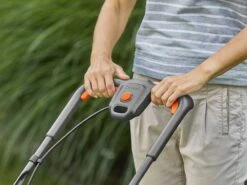 Tondeuse à Gazon Sur Batterie Gardena PowerMax 32/18V P4A Seule - 32 Cm - SANS BATTERIE NI CHARGEUR -Entretien Du Jardin tondeuse gazon sur batterie gardena powermax 32 18v p4a seule 32 cm sans batterie ni chargeur deux systmes de coupe 41638 7 1683014295 IMG 6450c297e10ef